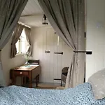 The Shepherds Hut @ Les Aulnaies Campingplads Echauffour