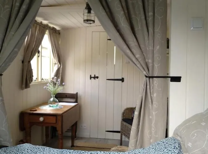 The Shepherds Hut @ Les Aulnaies Кемпинг Echauffour